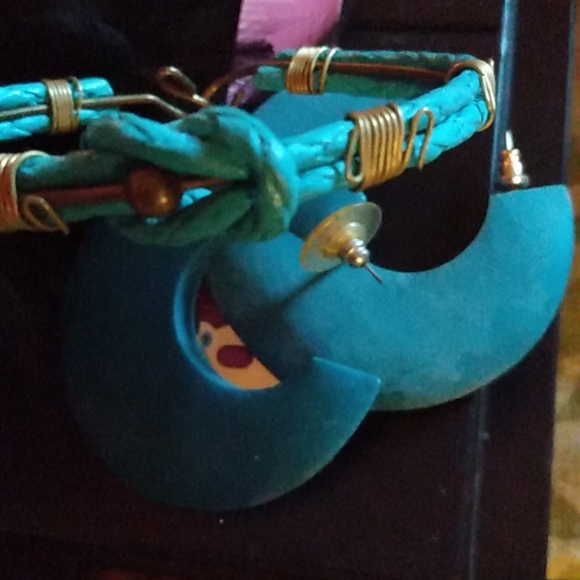 Boutique earrings & bracelet - Picture 6 of 6